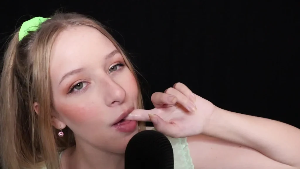 Diddly ASMR Finger Kissing Sucking