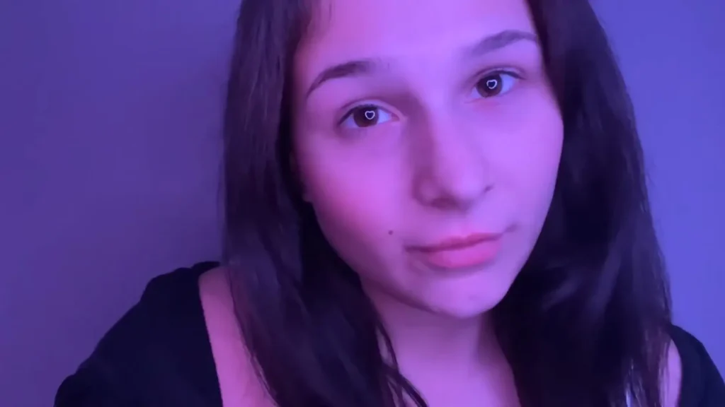 Lucyan Tingles Lens & Finger Licking