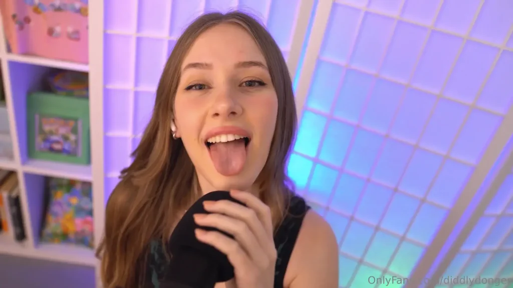 Diddly ASMR Pumping Your Mic On My Knees OnlyFans Leak